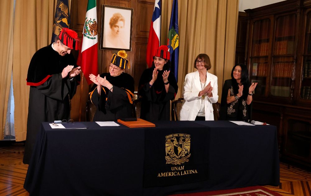 La ceremonia tuvo lugar en la Casa Central de la U. de Chile, en compañía de la Rectora de la Casa de Bello, Rosa Devés.